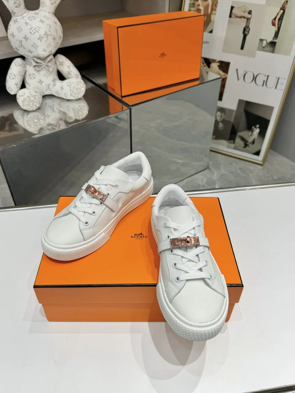 Men's Men's Shoes💰620❤️❤️❤️HERMES 2021 latest Kelly buckle white sneakers are online! The highest version on the market! Purchasing level quality! The H family rarely produces flat casual shoes, and they are styled with classic palladium-plated Kelly shoe buckles! Create a fashionable urban look that perfectly embodies the noble and elegant style of Hermès! Material selection: Fabric imported cowhide, lining + foot pads imported sheepskin, original molded TPU outsole, heavy gold molded kelly buckle full of texture Size: Female: 35-41 (41 is not returnable) Male: 39-45 (45 is not returnable)